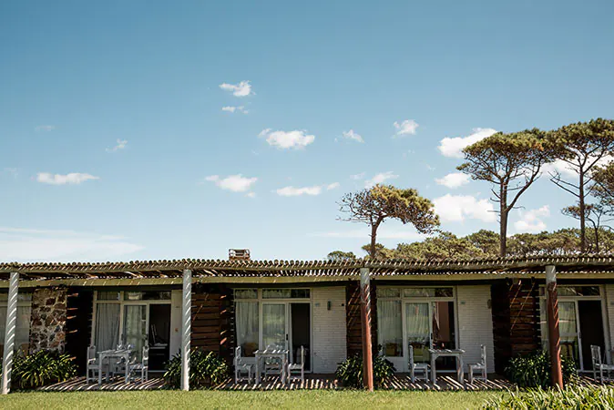 mesa con sillas de exterior rusticas panorámica